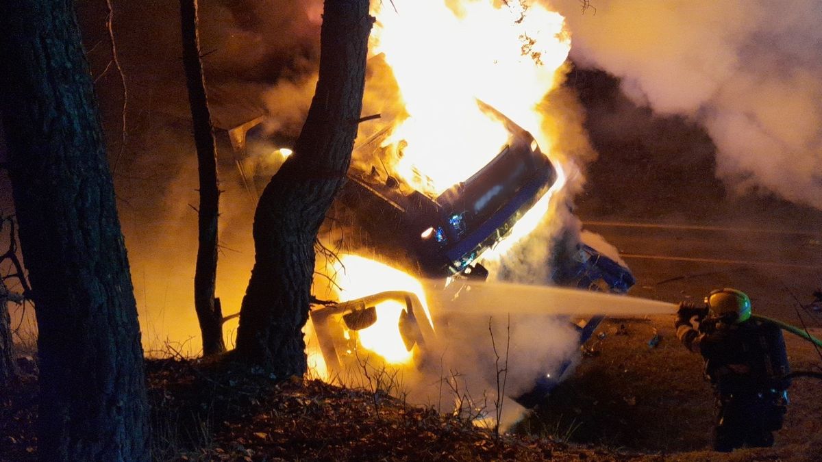 Tragická srážka na Plzeňsku: Řidič po čelním střetu s kamionem v autě uhořel